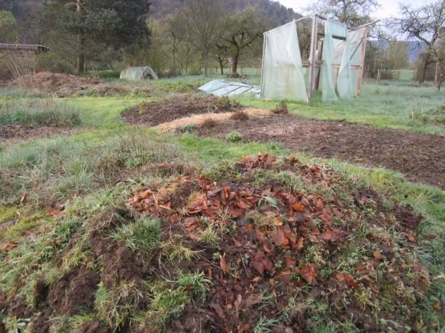 Neuer Komposthaufen im April
